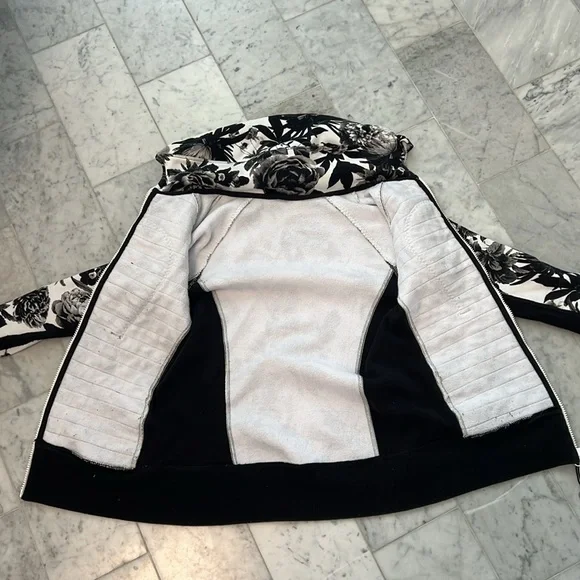 Lulu lemon sweater - Picture 4 of 11